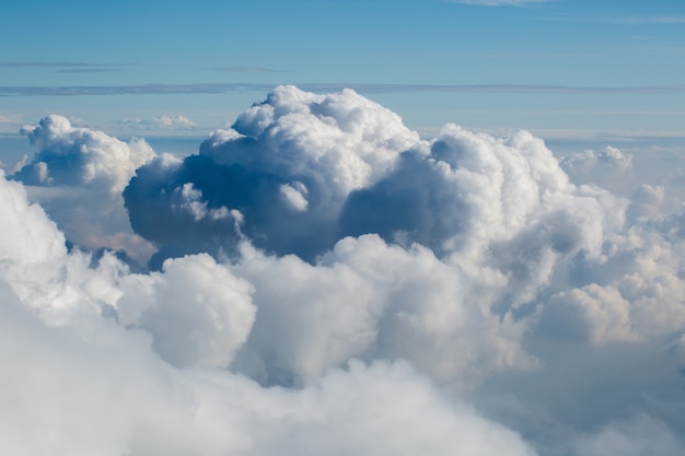 雲が積もった空