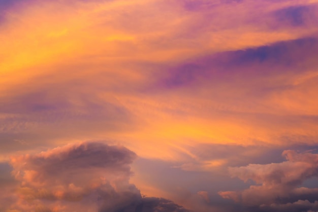 雲の美しい夕日の背景と空