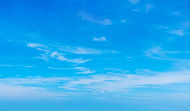 雲の美しい夕日を背景に空