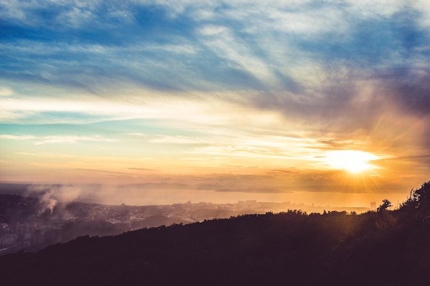 Cielo con nuvole sopra la città durante il tramonto