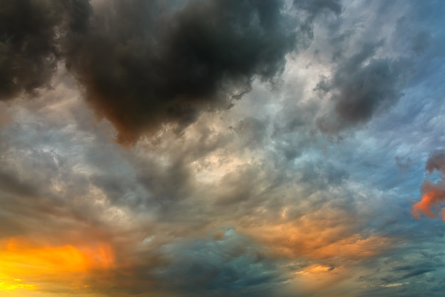 Il cielo con le nuvole è fotografato in russia durante il tramonto