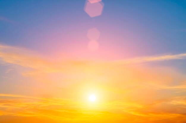 雲と昇る太陽のある空