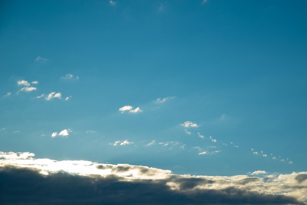 雲の太陽の光と空