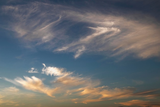 夕日の雲を背景にした空