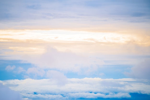 雲と日差しのある空