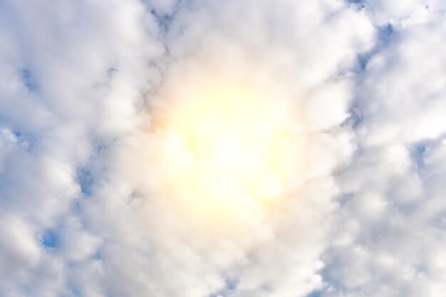 積雲と明るい太陽のある空。光線