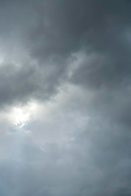 ハリケーンの間に暗い嵐の雲と空