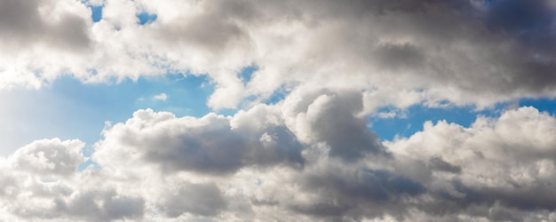 太陽に照らされた灰色の重い雲のある空