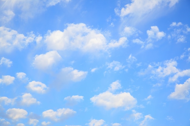 小さな雲がたくさんある空、背景として使用できます