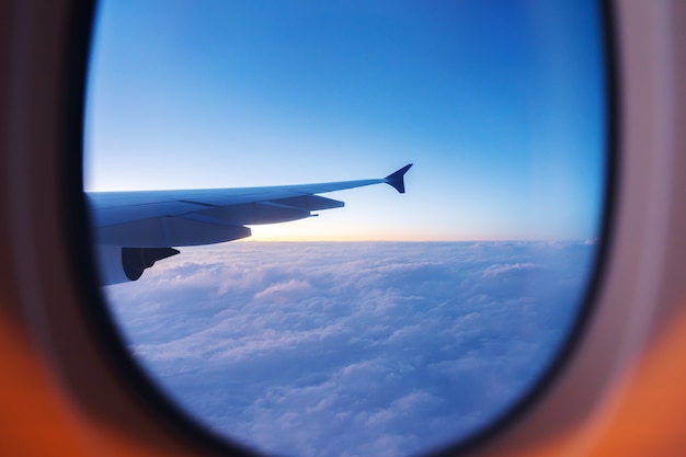 飛行機の窓から夕焼け空