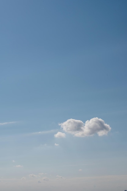 Photo sky with white and blue clouds