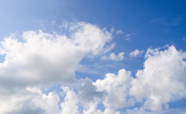 Foto cielo con nuvole bianche tempo nuvoloso in un giorno d'estate