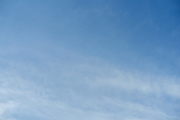 白い雲のパターンの背景と空。日光の下で空と雲。屋外の自然な抽象的な背景。