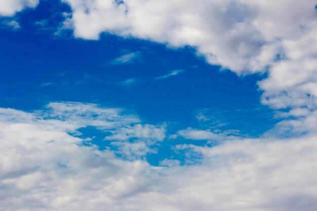 Photo sky with white clouds on sunshine day