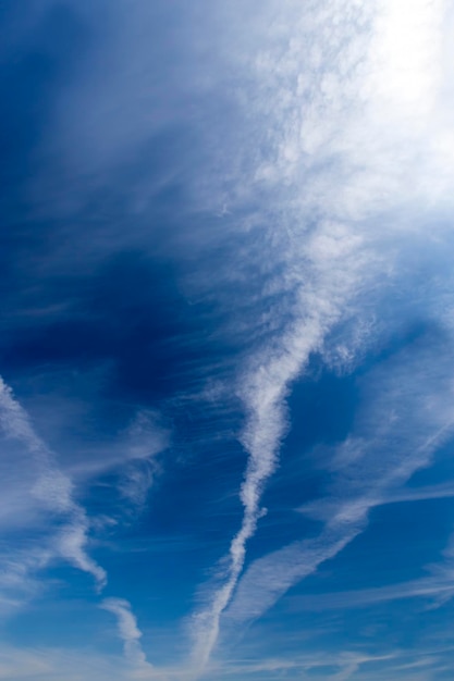 Photo the sky with white clouds white clouds in the blue sky in the sunny time of day