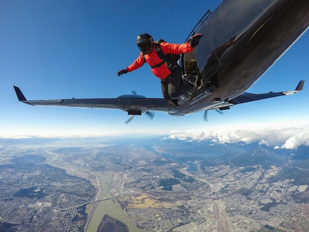 Foto skydiver springt uit vliegtuig extreme sport