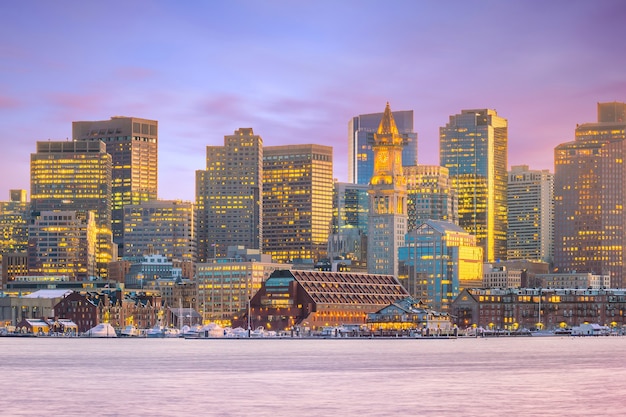 Lo skyline di boston in massachusetts, usa al tramonto