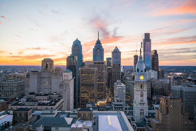 Orizzonte del centro cittadino di filadelfia al tramonto