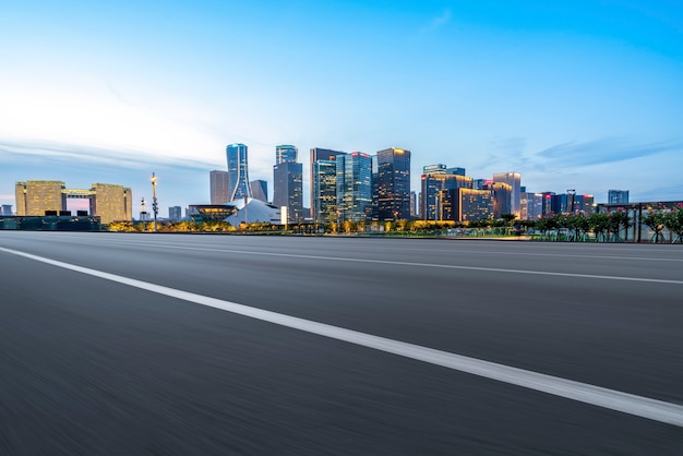 Skyline en architectonisch landschap van Tar Road Paveman