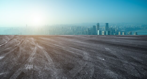 高速道路のスカイラインと深センの建築景観