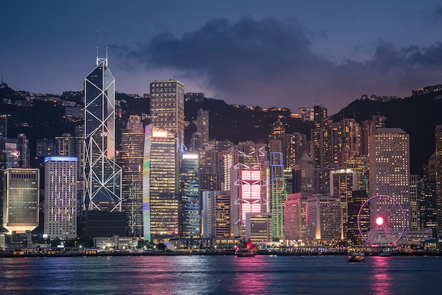 Skyline di hong kong città al crepuscolo