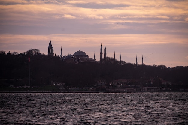 Foto skyline di istanbul, turchia, moschee e torri.