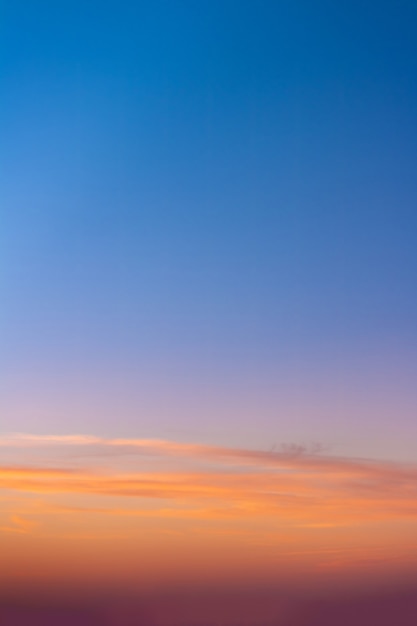 Skyline kleurrijke hemel voor zonsopgang. Ruimte voor tekst.