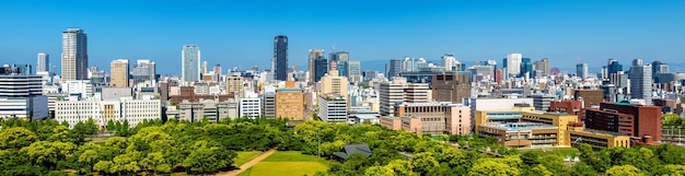 日本の大阪市のスカイラインを城から眺める