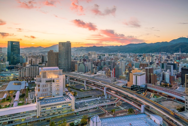 황혼의 일본 고베항과 스카이라인