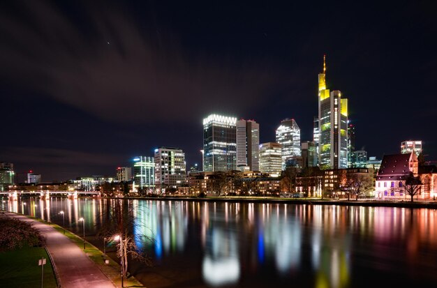 Photo skyline and river main in frankfurt