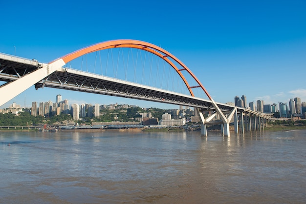 skyline, rivier en brug tijdens zonsondergang