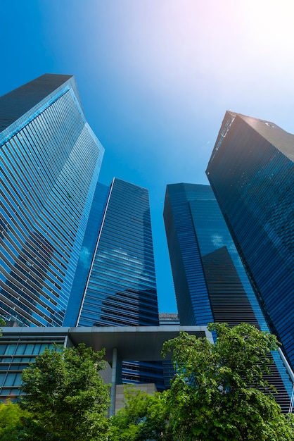 Skyline della città di singapore. edifici per uffici dei grattacieli del centro di megalopoli moderna