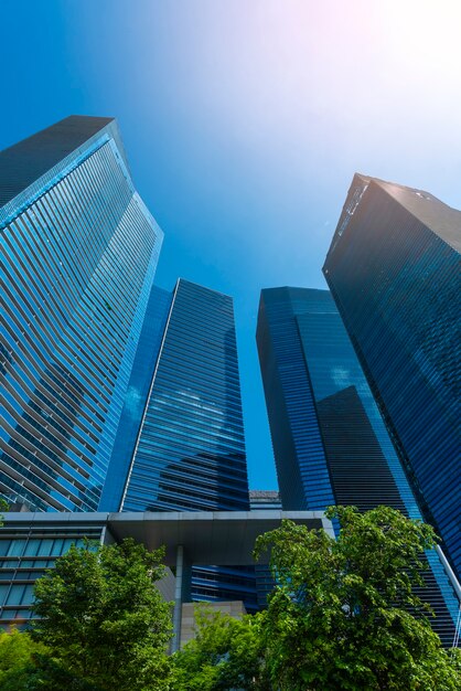 Skyline della città di singapore. edifici per uffici dei grattacieli del centro di megalopoli moderna