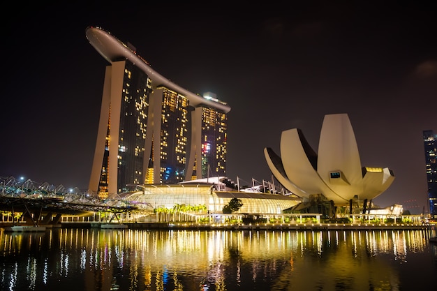 Skyline Сингапура Marina Bay ночью с роскошным отелем Marina Bay Sands