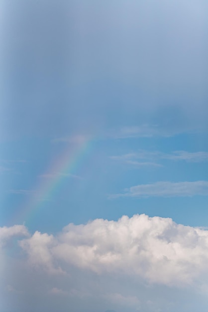 Skyline della città di taipei nel centro di taipei taiwanbright sole splendente centro superiore e un grande arcobaleno