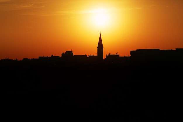 Foto skyline di una città di akko israele vecchio porto marittimo al tramonto con torri cattoliche