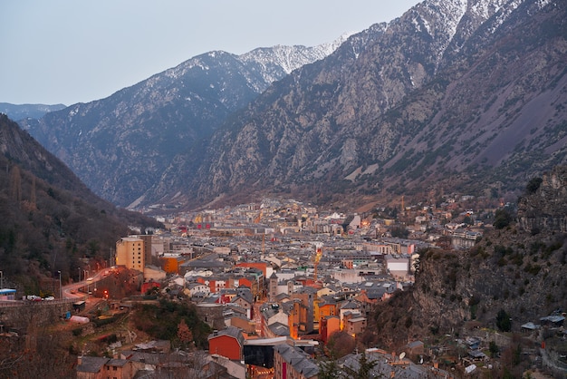 Skyline van Andorra la Vella bij zonsondergang Pyreneeën