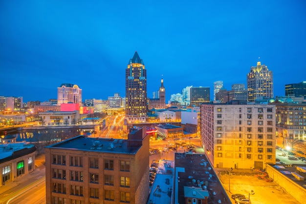 Skyline van de binnenstad met gebouwen in Milwaukee bij schemering, in Wisconsin USA