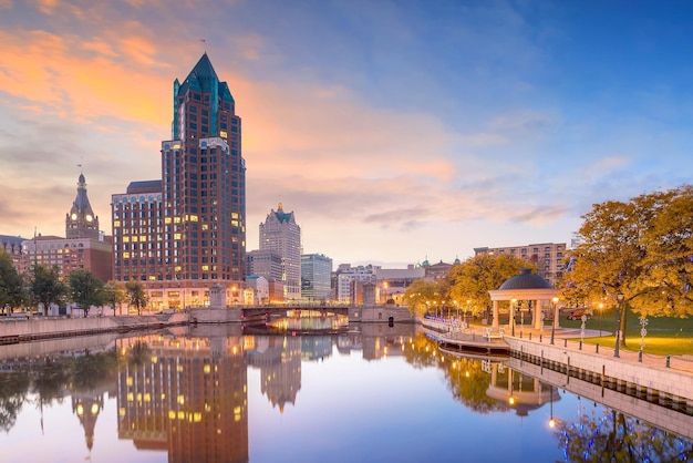 Skyline van de binnenstad met gebouwen langs de rivier de Milwaukee 's nachts, in Milwaukee, Wisconsin.