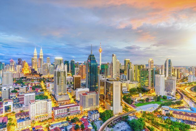 Skyline van de binnenstad van Kuala Lumpur bij schemering in Maleisië