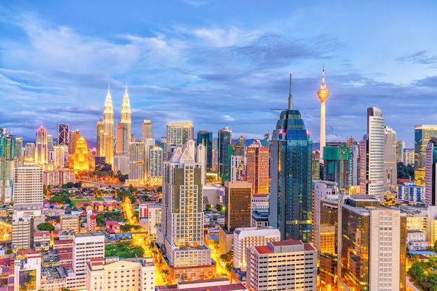 Skyline van de binnenstad van Kuala Lumpur bij schemering in Maleisië