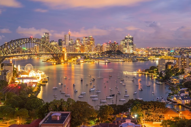 Skyline van de binnenstad van Sydney in Australië bij schemering