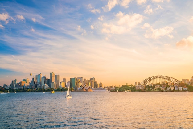 Skyline van de binnenstad van Sydney in Australië bij schemering