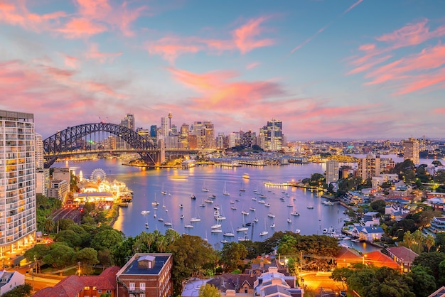 Skyline van de binnenstad van Sydney in Australië vanaf bovenaanzicht bij zonsondergang