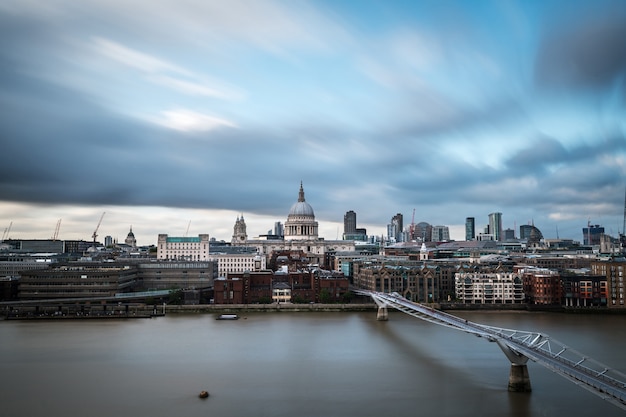 Skyline van de City of London aan de rivier de Theems