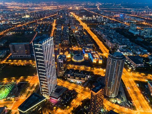 Skyline van de stad bij nacht