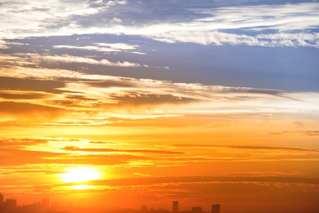 Skyline van de stad en dramatische zonsondergang met blauwe en rode lucht