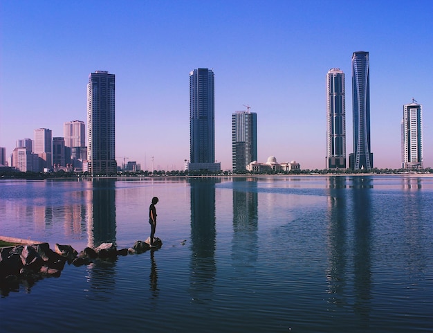 Skyline van de stad met waterfront