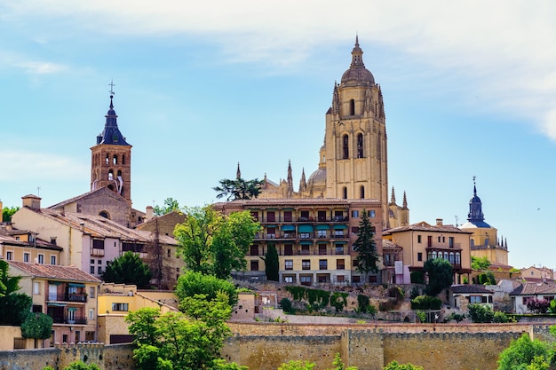 Skyline van de stad Segovia met zijn middeleeuwse gebouwen die naar de hemel stijgen