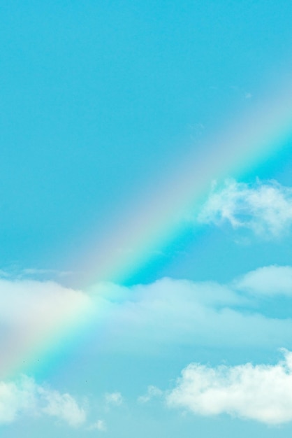 Skyline van de stad Taipei in het centrum van Taipei Taiwan, heldere zon schijnt in het midden en een grote regenboog